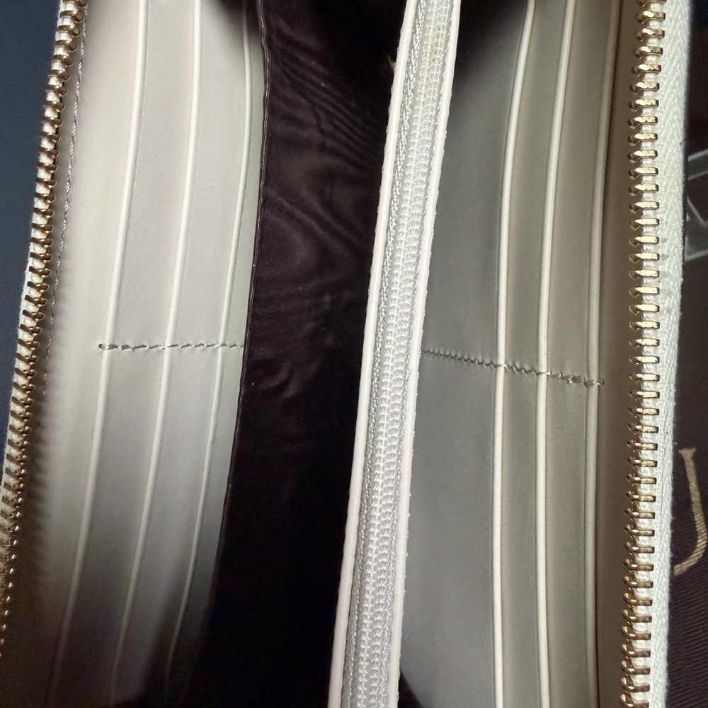 Gucci Sylvie White Leather Zip Wallet with Blue and Red Stripe and Gold Hardware - Picture 5 of 11